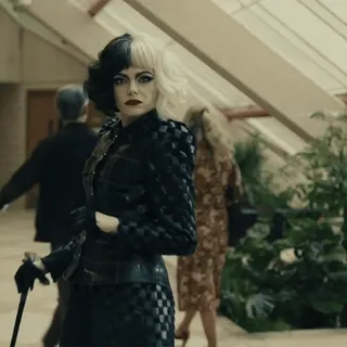 😍 4b63d36f Cruella de Vil Cruella Cruella, Disney, penjahat, rambut hitam putih, mode, film whatsapp sticker