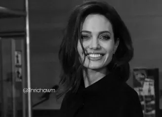 ➰ 00a08d65 @Inrichawm attrice, donna, sorriso, bianco e nero, ritratto telegram sticker