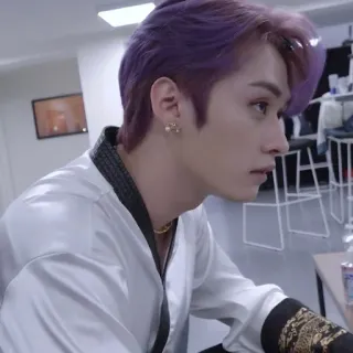 🤨 258c6121 Person, Mann, lila Haare, Porträt whatsapp sticker