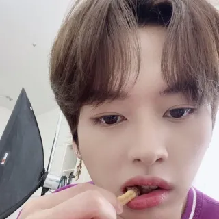 🍟 d3a5f31e Mann, Person, drinnen, Snack, Essen, Selfie whatsapp sticker