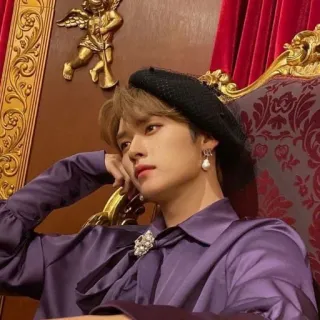 🧐 d817daa0 Mann, Baskenmütze, Porträt, lila Hemd, Schmuck whatsapp sticker