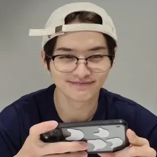 😏 dbbe654d person, brille, hut, lächeln, handy, porträt, drinnen, mann whatsapp sticker