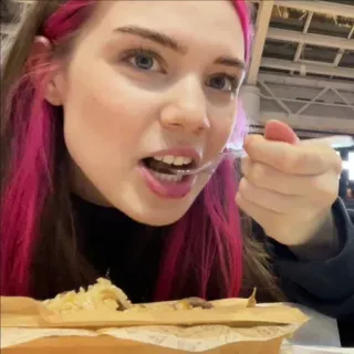 🤍 00931731 女人, 吃, 食物, 肖像, 人, 粉色头发 telegram sticker