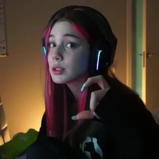 🤍 0c978a17 女人, 女孩, 粉色头发, 耳机, 肖像 telegram sticker