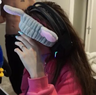 🤍 1bf3e319 女人, 发带, 耳机, 室内, 粉色连帽衫 telegram sticker