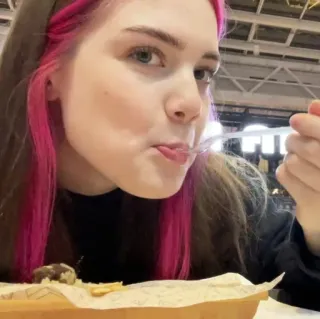 🤍 48780e1d 女人, 吃, 食物, 粉色头发, 肖像, 人 telegram sticker