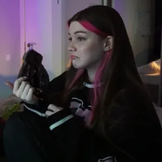 🤍 4ea46adf 女人, 粉色头发, 手势, 中指, 人, 毛衣 telegram sticker