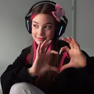 🤍 64b0903b 女人, 游戏玩家, 耳机, 爱心, 粉色, 可爱 telegram sticker