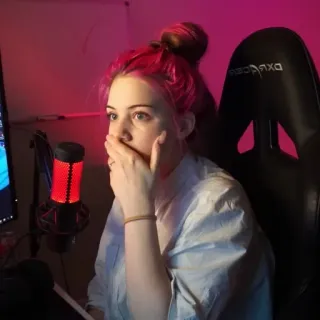 🤍 84a094e5 女人, 粉色头发, 游戏玩家, 直播, 电脑, 麦克风 telegram sticker