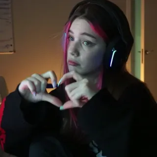 🤍 85d86511 女人, 女孩, 耳机, 游戏玩家, 粉色头发, 比心 telegram sticker