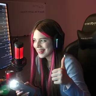 🤍 b2643270 女性, 游戏玩家, 耳机, 麦克风, 直播, 电脑 telegram sticker