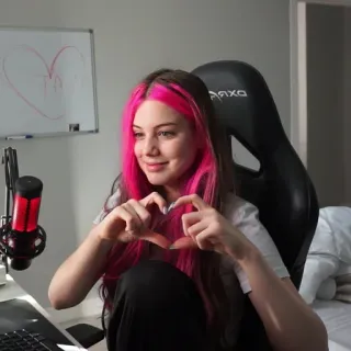 🤍 e6e244dd 女人, 粉色头发, 心, 微笑, 肖像 telegram sticker