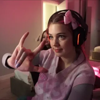 🤍 f6e020dd 女孩, 耳机, 蝴蝶结, 手势, 休闲 telegram sticker