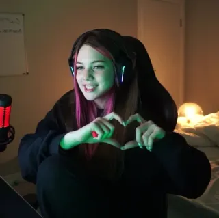 🤍 fd774590 女人, 游戏玩家, 耳机, 心, 爱, 女孩 telegram sticker