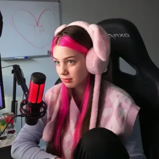 🤍 fdb29c54 女人, 粉色头发, 耳罩, 室内, 女孩, 肖像 telegram sticker