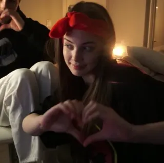 🤍 feec622f 女人, 心, 手势, 爱, 肖像 telegram sticker