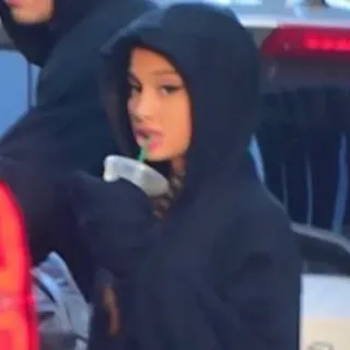 🌃 3aca1eda Ariana Grande ariana grande, người nổi tiếng, ca sĩ, starbucks, áo hoodie, ngôi sao nhạc pop telegram sticker