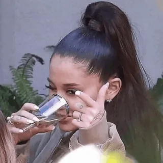 🌃 414ac917 Ariana Grande phụ nữ, ca sĩ, đồ uống, người nổi tiếng, ngón tay giữa telegram sticker