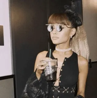 🌃 6baaec61 Ariana Grande ca sĩ, người nổi tiếng, phụ nữ, thời trang, kính râm, đồ uống, cà phê, Starbucks telegram sticker