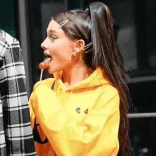 🌃 b1953170 Ariana Grande người nổi tiếng, ca sĩ, ngôi sao nhạc pop, áo hoodie vàng, tóc đuôi ngựa, kẹo mút, kẹp tóc telegram sticker