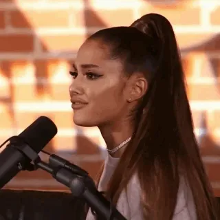 🌃 b836d1a0 Ariana Grande ca sĩ, micro, chân dung, người nổi tiếng, phụ nữ, nghệ sĩ biểu diễn telegram sticker