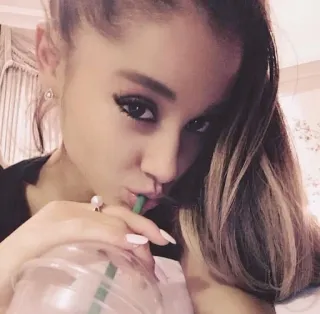 🍵 e97f733c Ariana Grande певец, знаменитость, поп-звезда, пьет, портрет, селфи telegram sticker