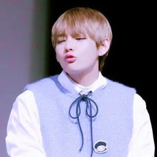 😗 b9a7b07b V V, K-Pop, BTS, Coreano, Cantante, Ídolo, Celebridad telegram sticker
