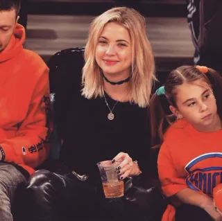 🦄 dabfc64c 女性, ブロンドヘア, ポートレート, 笑顔, ネックレス, 飲み物 telegram sticker