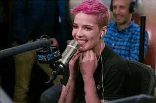 👼 1350e275 Halsey Halsey, penyanyi, rambut pink, selebriti, mikrofon, radio whatsapp sticker