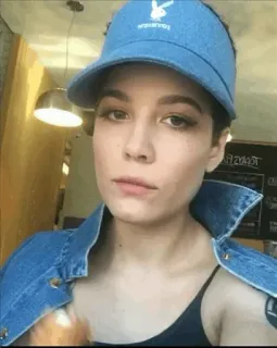 🌸 6e774281 Playboy wanita, playboy, topi, jaket denim whatsapp sticker