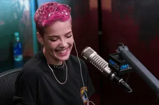 👼 86c94ce7 Halsey penyanyi, orang, rambut merah muda, mikrofon whatsapp sticker