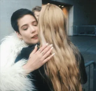 👼 97bb8260 peluk, kasih sayang, persahabatan, cinta, orang, wanita whatsapp sticker