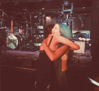 👼 9d6dc0c1 pelukan, wanita, panggung, persahabatan, konser, musik, band whatsapp sticker