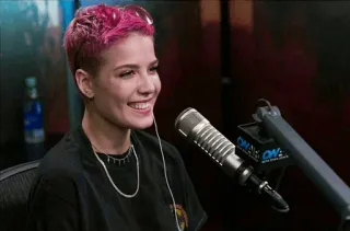 👼 defd3ef4 Halsey penyanyi, rambut pink, musisi, potret, selebriti, wanita whatsapp sticker