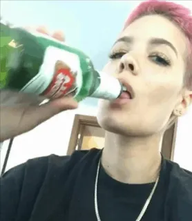 👼 e8e2f474 wanita, minum, bir, alkohol, potret, selebriti whatsapp sticker