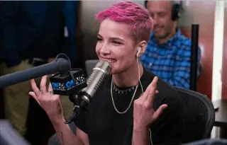 👼 f38015c7 Halsey Halsey, rambut pink, penyanyi, mikrofon, radio whatsapp sticker