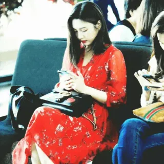 ⛩ 76bc6101 wanita, gaun merah, bandara, duduk, perjalanan, korea telegram sticker