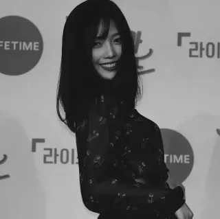 🦋 0f325f94 LIFETIME ผู้หญิง, ยิ้ม, ตลอดชีพ, เหตุการณ์, ภาพบุคคล, ขาวดำ telegram sticker