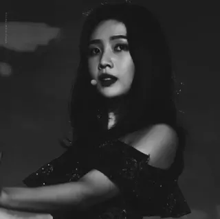 🦋 2479f0f9 ผู้หญิง, ภาพเหมือน, ขาวดำ, การแสดง, ขาวดำ, คน telegram sticker