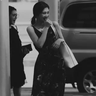 🦋 34e528ae ผู้หญิง, ชุดเดรส, ยิ้ม, ขาวดำ, ภาพเหมือน, แฟชั่น, สไตล์ telegram sticker