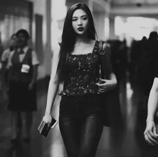 🦋 35c0e325 ผู้หญิง, เดิน, ขาวดำ, กางเกงยีนส์, เสื้อลายดอก telegram sticker