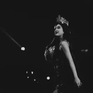 🦋 44502a4d ผู้หญิง, มงกุฎ, ภาพบุคคล, ขาวดำ, ชุดเดรส, การแสดง telegram sticker