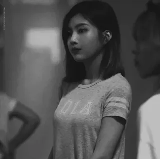 🦋 649d8f0b OLA ผู้หญิง, คน, สีเทา, ภาพเหมือน, ไหล่ telegram sticker