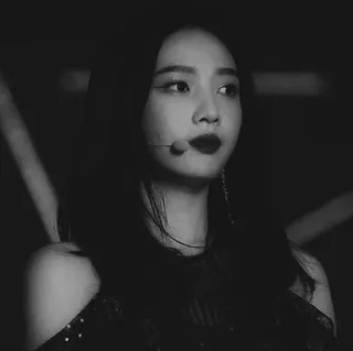 🦋 77c3d194 ผู้หญิง, ภาพเหมือน, ขาวดำ, นักร้อง telegram sticker