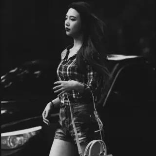 🦋 fd4ba4c3 ผู้หญิง, คน, เดิน, ขาวดำ, กลางแจ้ง, กางเกงยีนส์, กางเกงขาสั้น, รถยนต์ telegram sticker