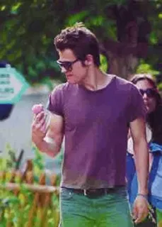 🍨 ffcf5c02 Mann, Sonnenbrille, Park, lila Hemd, Eis, Person whatsapp sticker