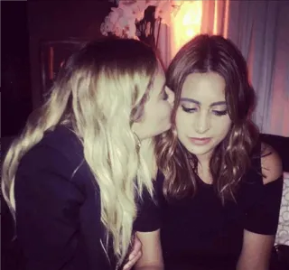 💋 7f0c497e 女性, 亲吻, 友谊, 感情, 浪漫, 爱 telegram sticker