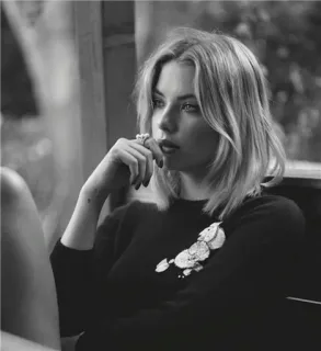 😔 84ee448c 女人, 肖像, 黑白, 毛衣, 美丽 telegram sticker