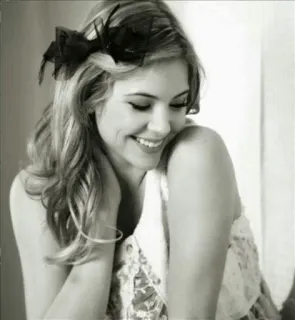 😊 b179627d 女人, 肖像, 微笑, 黑白, 连衣裙, 快乐, 女孩 telegram sticker