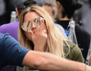 🖕 faf5b27a 中指, 冒犯手势, 粗鲁, 女人, 太阳镜 telegram sticker